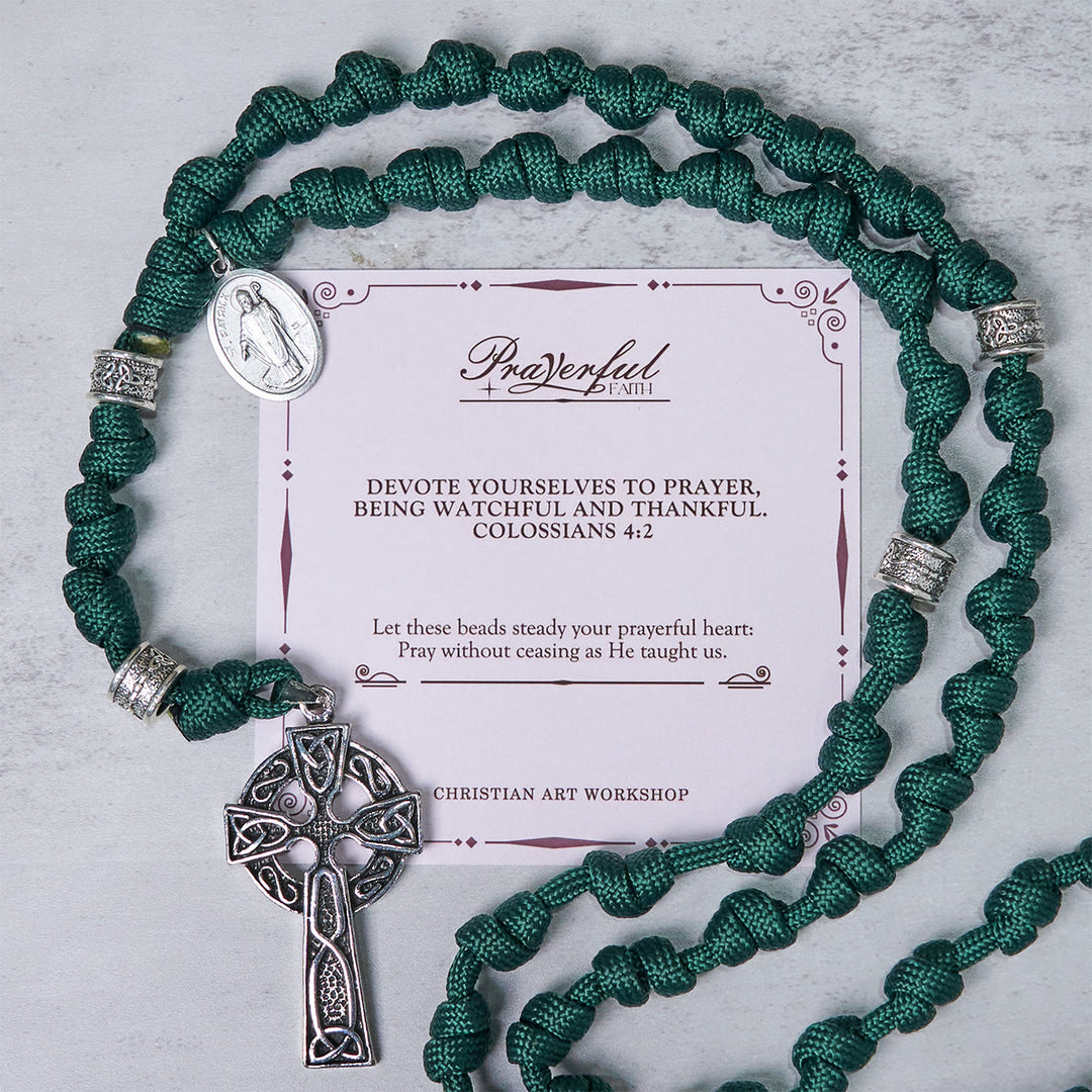 Christianartworkshop FE EN LA ORACIÓN: Medalla de San Patricio, rosario anudado de paracord verde oscuro hecho a mano - FE EN ORACIÓN - image 0
