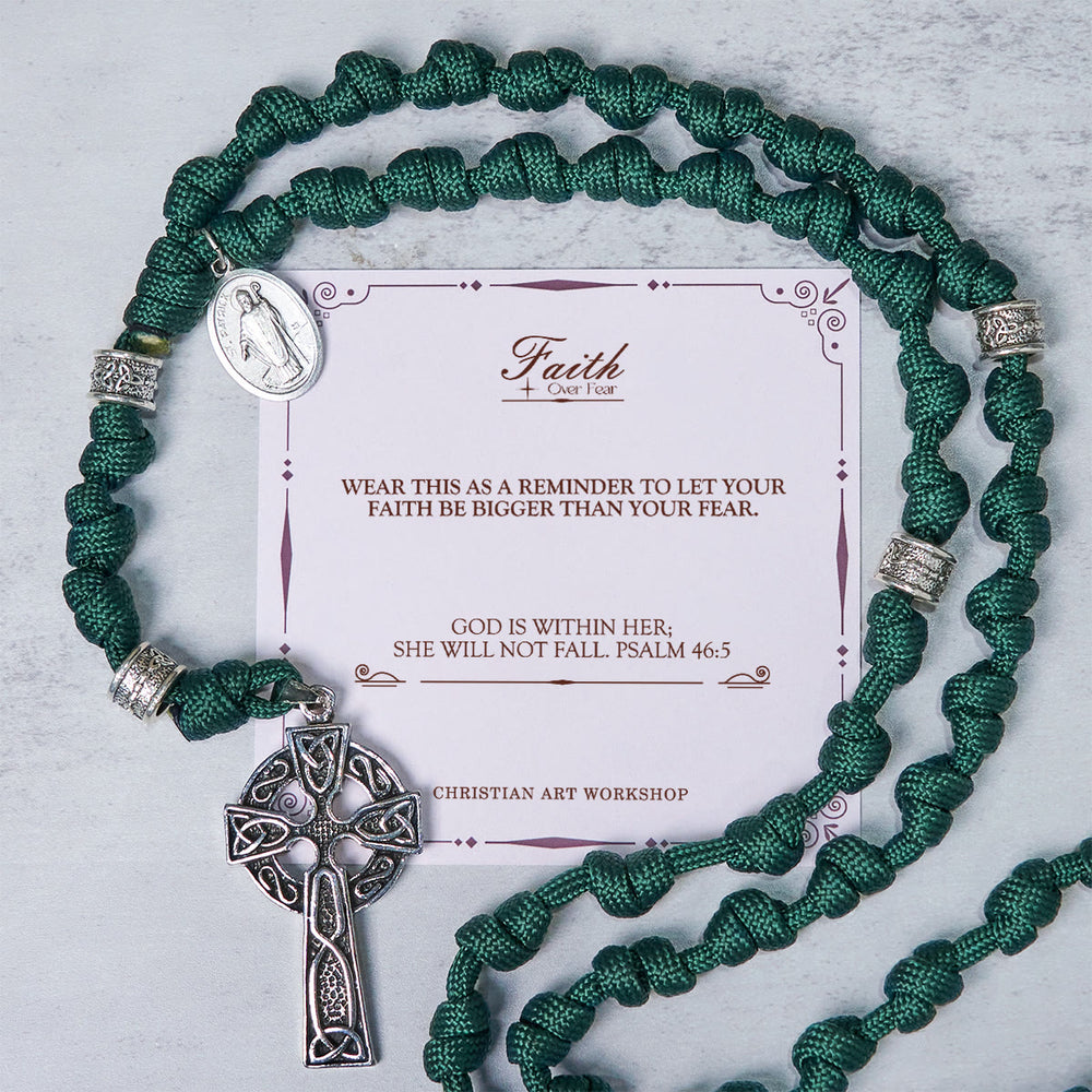 Christianartworkshop FE EN LA ORACIÓN: Medalla de San Patricio, rosario anudado de paracord verde oscuro hecho a mano - LA FE SOBRE EL MIEDO - image 1