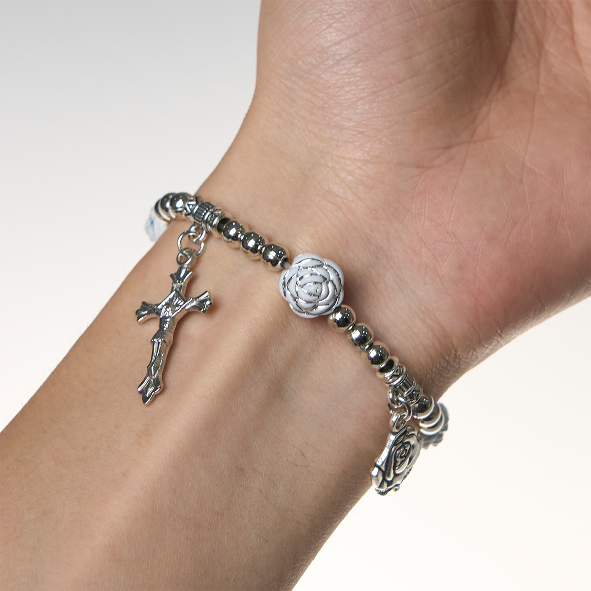 Christianartworkshop Rosario y pulseras devocionales de delicadas rosas blancas con la imagen de la Virgen María. - image 10