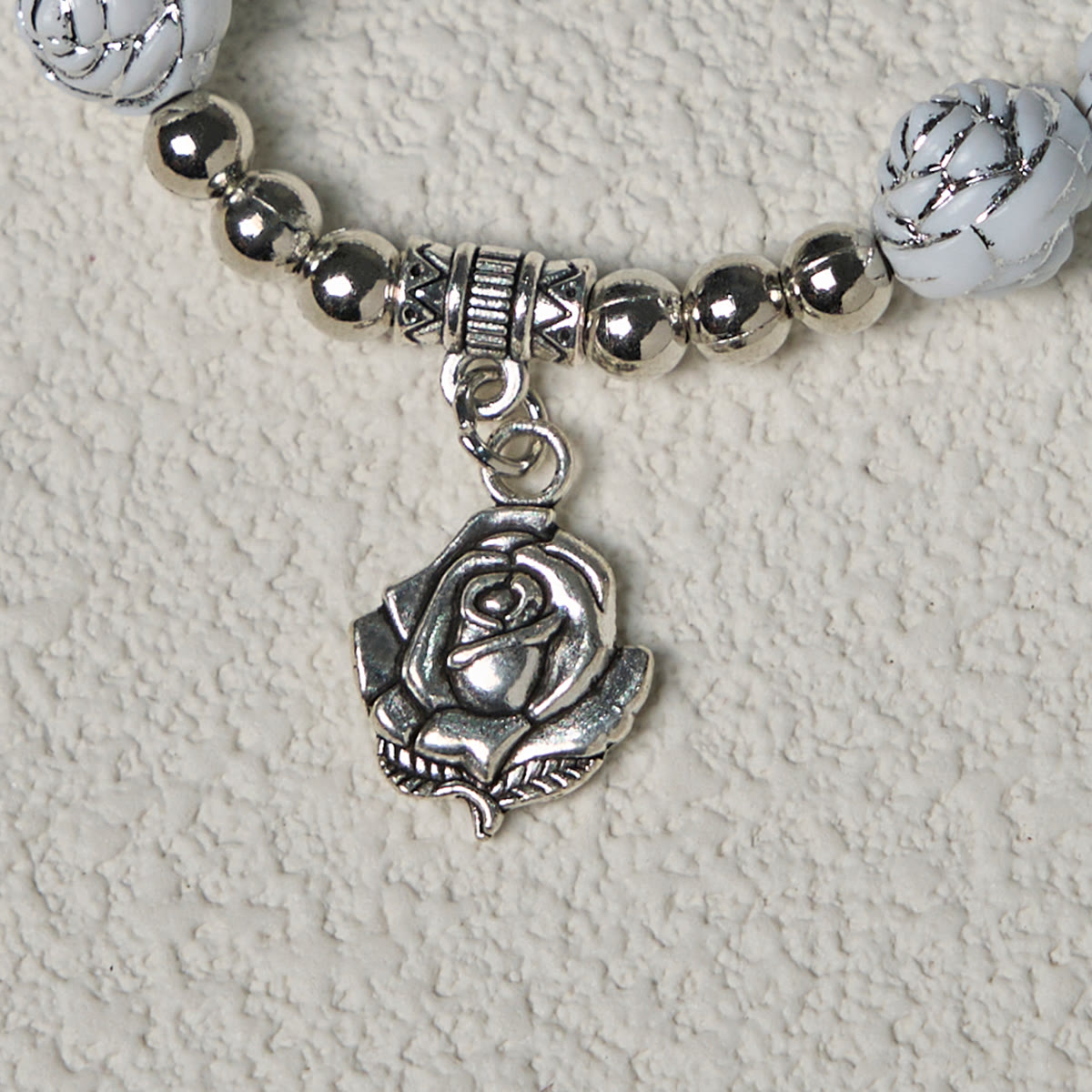Christianartworkshop Rosario y pulseras devocionales de delicadas rosas blancas con la imagen de la Virgen María. - image 16