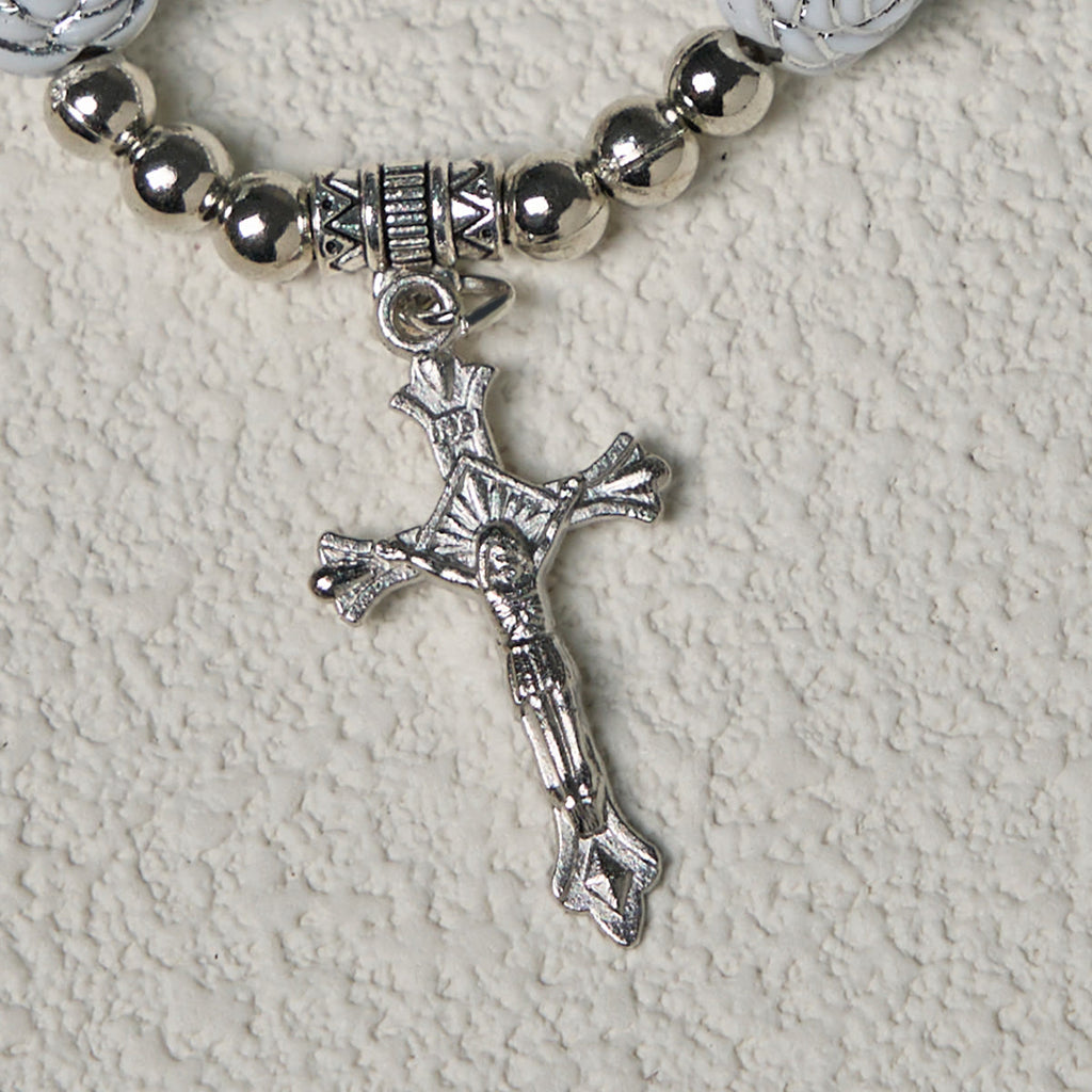 Christianartworkshop Rosario y pulseras devocionales de delicadas rosas blancas con la imagen de la Virgen María. - image 15