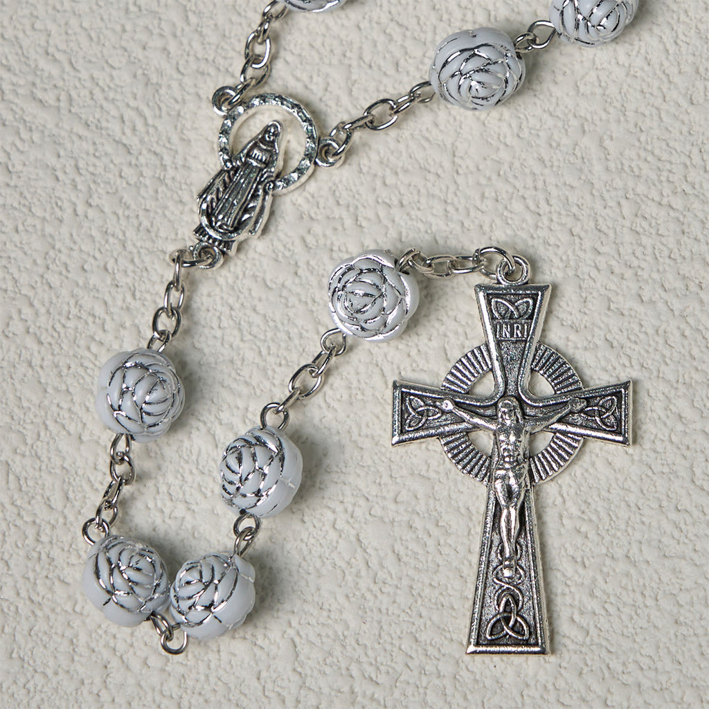 Christianartworkshop Rosario y pulseras devocionales de delicadas rosas blancas con la imagen de la Virgen María. - image 6