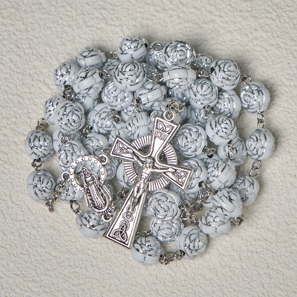 Christianartworkshop Rosario y pulseras devocionales de delicadas rosas blancas con la imagen de la Virgen María. - image 8