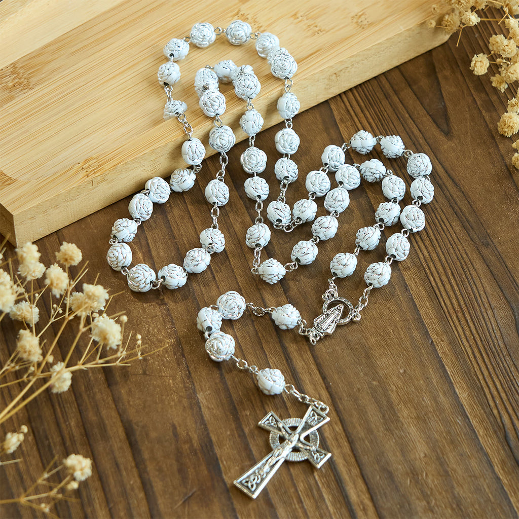 Christianartworkshop Rosario y pulseras devocionales de delicadas rosas blancas con la imagen de la Virgen María. - image 3