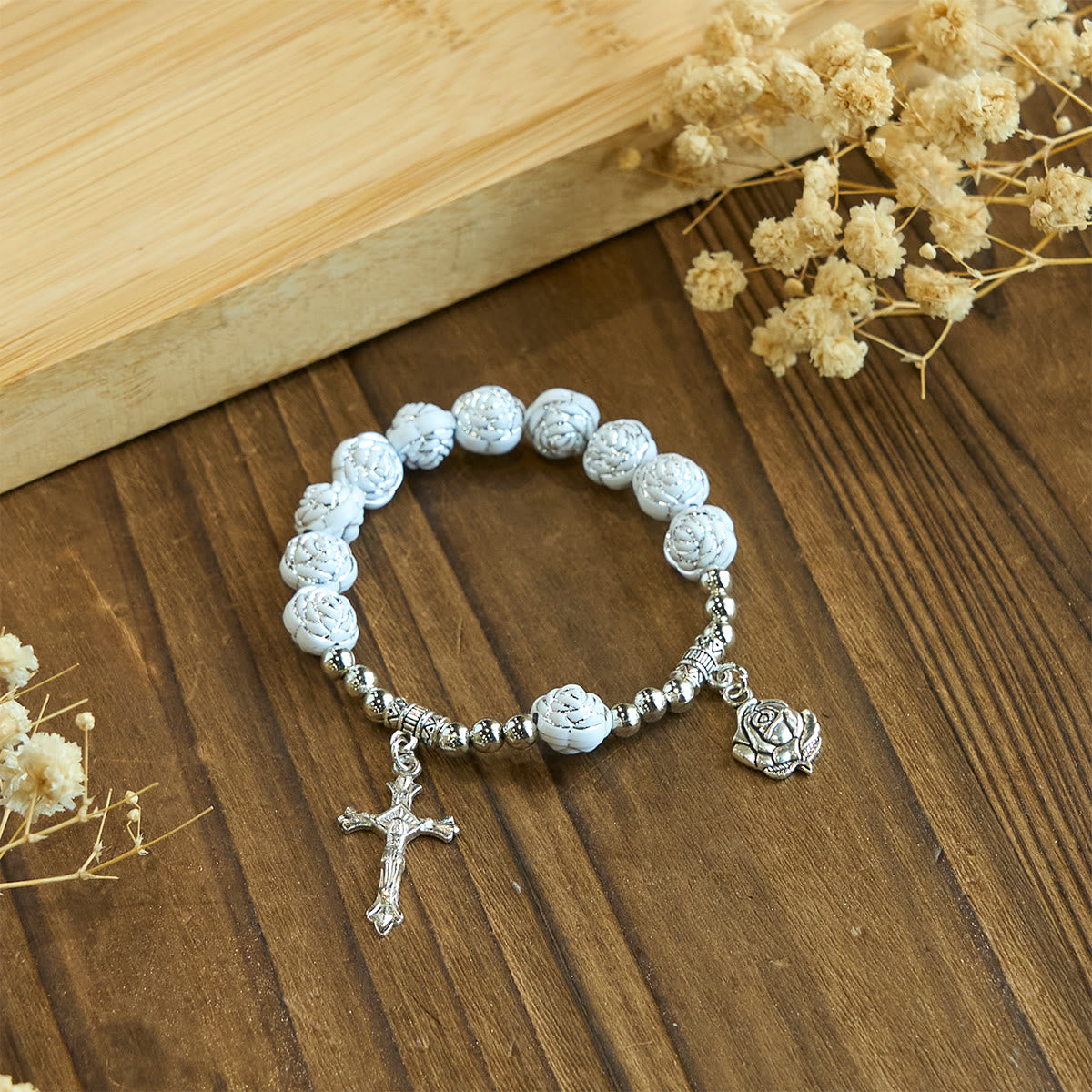 Christianartworkshop Rosario y pulseras devocionales de delicadas rosas blancas con la imagen de la Virgen María. - image 13