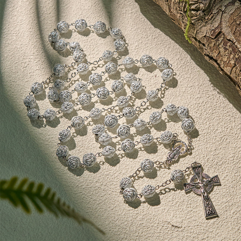 Christianartworkshop Rosario y pulseras devocionales de delicadas rosas blancas con la imagen de la Virgen María. - Rosario - image 0