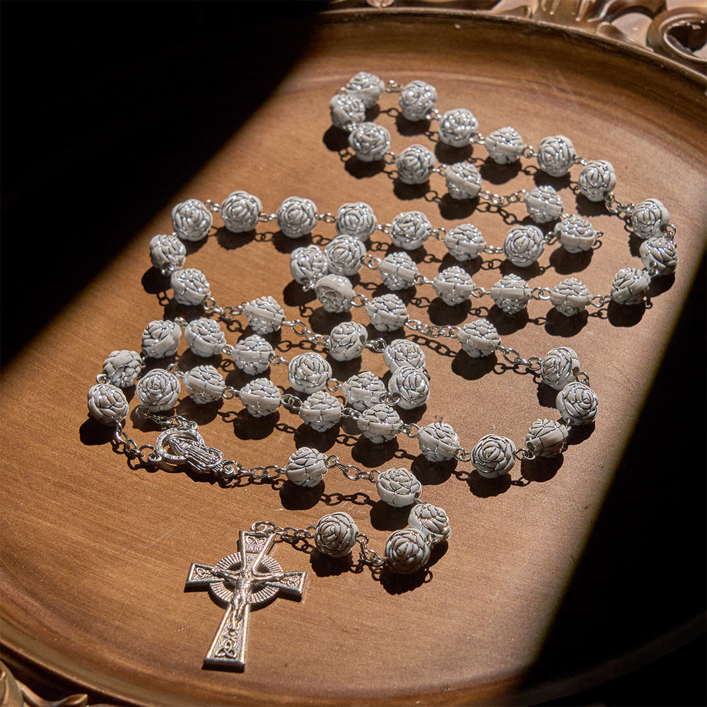 Christianartworkshop Rosario y pulseras devocionales de delicadas rosas blancas con la imagen de la Virgen María. - image 1