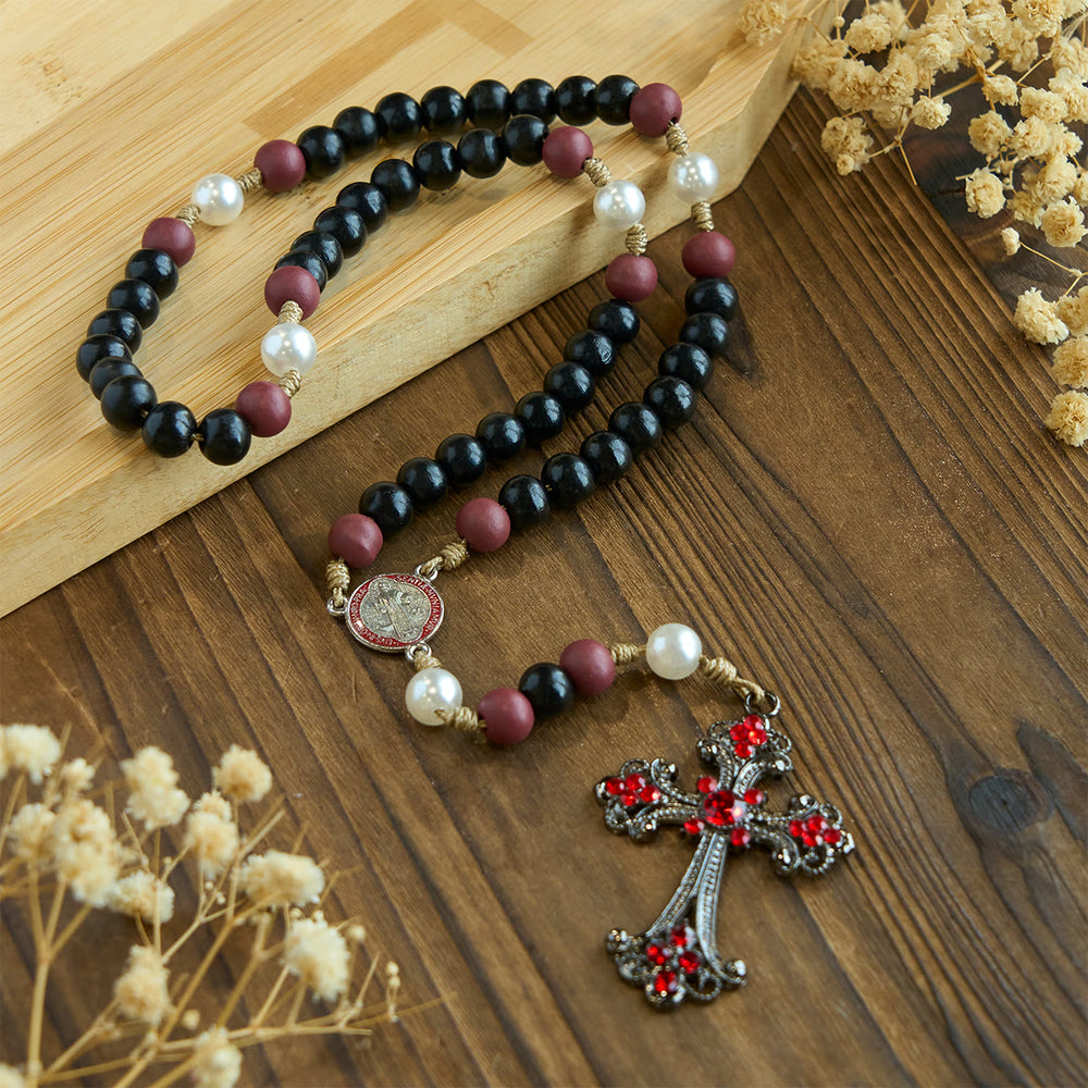 Christianartworkshop Rosario devocional negro y rojo con la bendición de San Benito y una cruz roja ornamentada. - image 1