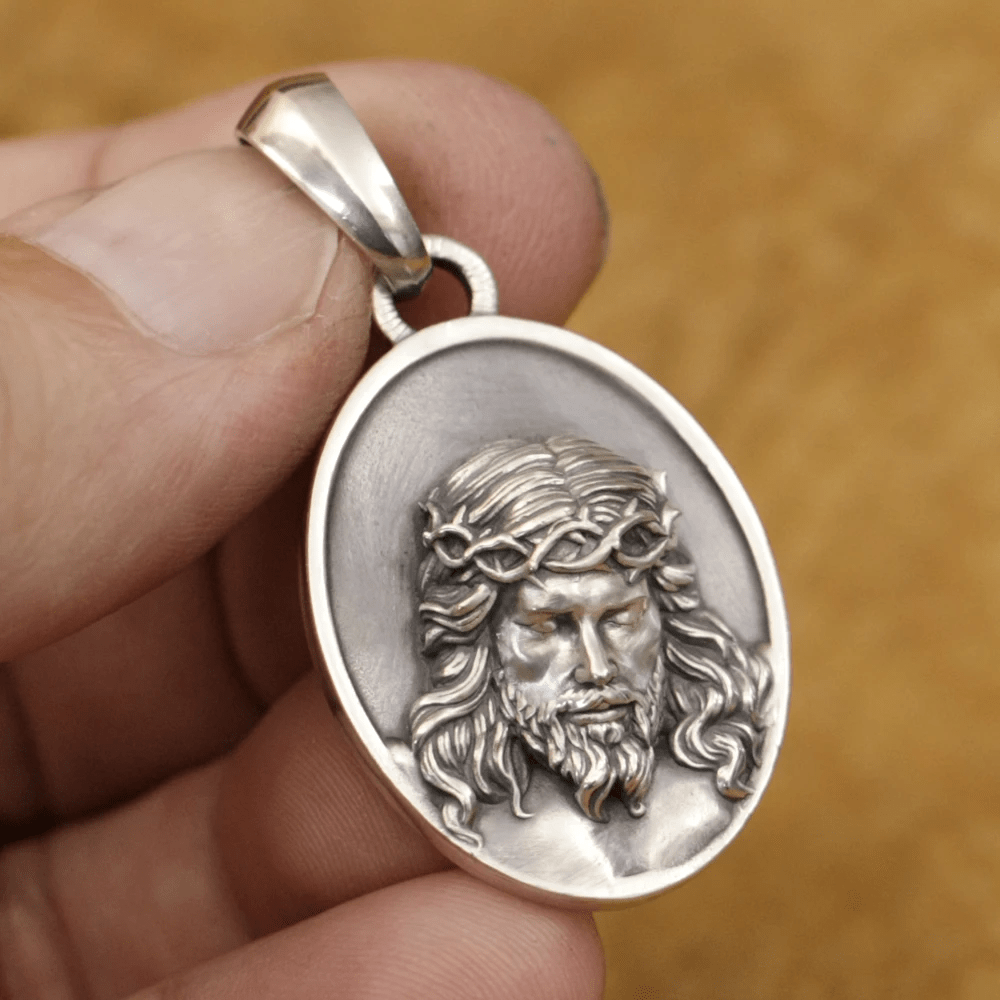 Christianartworkshop Collar con medalla de Jesús con corona de espinas de plata 925: Un recordatorio de su sacrificio. - image 3