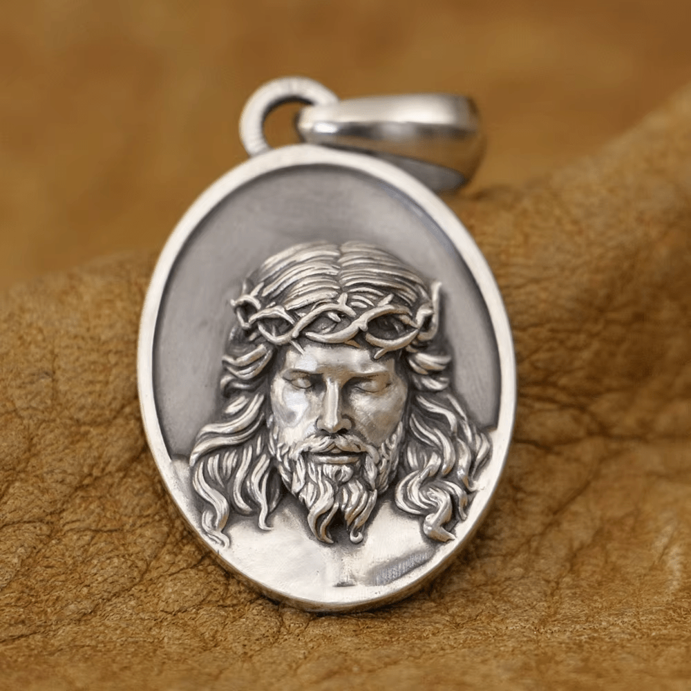 Christianartworkshop Collar con medalla de Jesús con corona de espinas de plata 925: Un recordatorio de su sacrificio. - Jesús - image 0