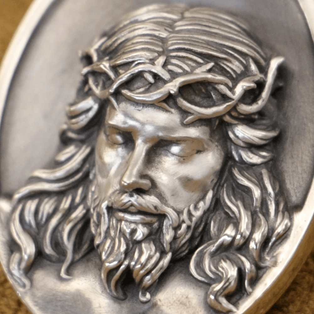 Christianartworkshop Collar con medalla de Jesús con corona de espinas de plata 925: Un recordatorio de su sacrificio. - image 2