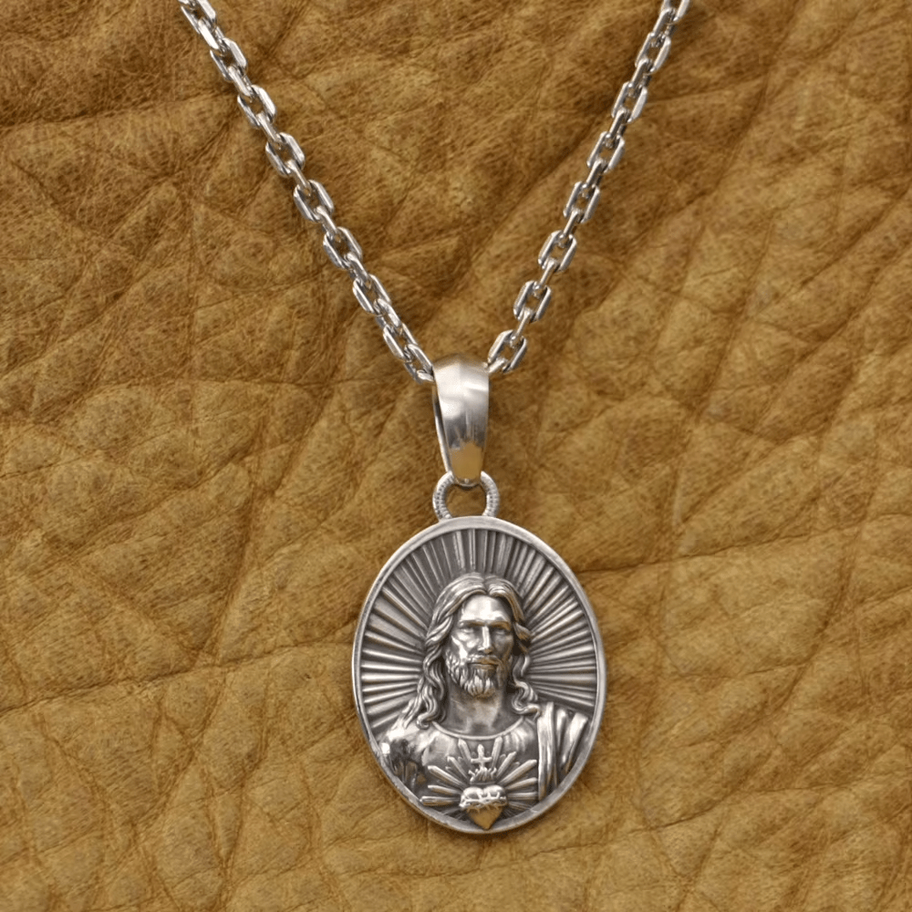Christianartworkshop Collar con el Sagrado Corazón de Jesús, un símbolo de resplandor divino, elaborado en plata de ley. - image 1