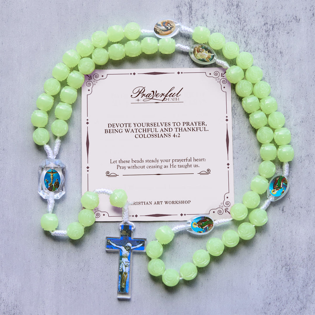 Christianartworkshop FE EN LA ORACIÓN: Rosario de cuentas verdes que brillan en la oscuridad con tarjeta de regalo. - Nuestra Señora y el Crucifijo - image 0
