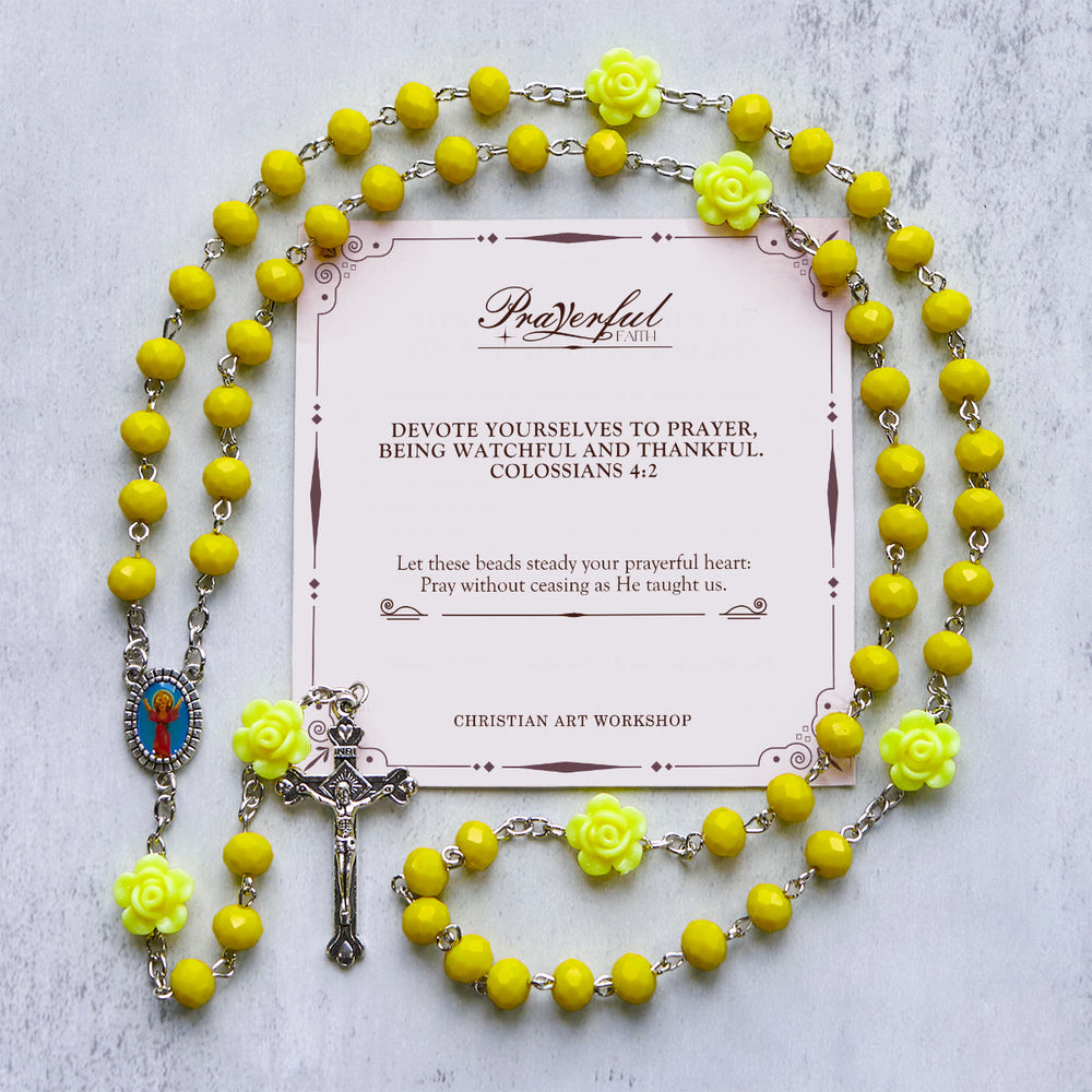 Christianartworkshop FE EN LA ORACIÓN: Rosario poliédrico multicolor con cuentas de rosas florales y tarjeta de regalo. - Amarillo - image 1