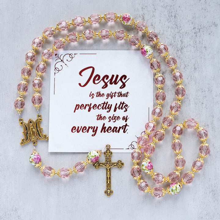 Christianartworkshop Jesús es el regalo: Crucifijo de cuentas de cristal rosa y rosario de la Virgen María con tarjeta de regalo. - Jesús es el regalo - image 0