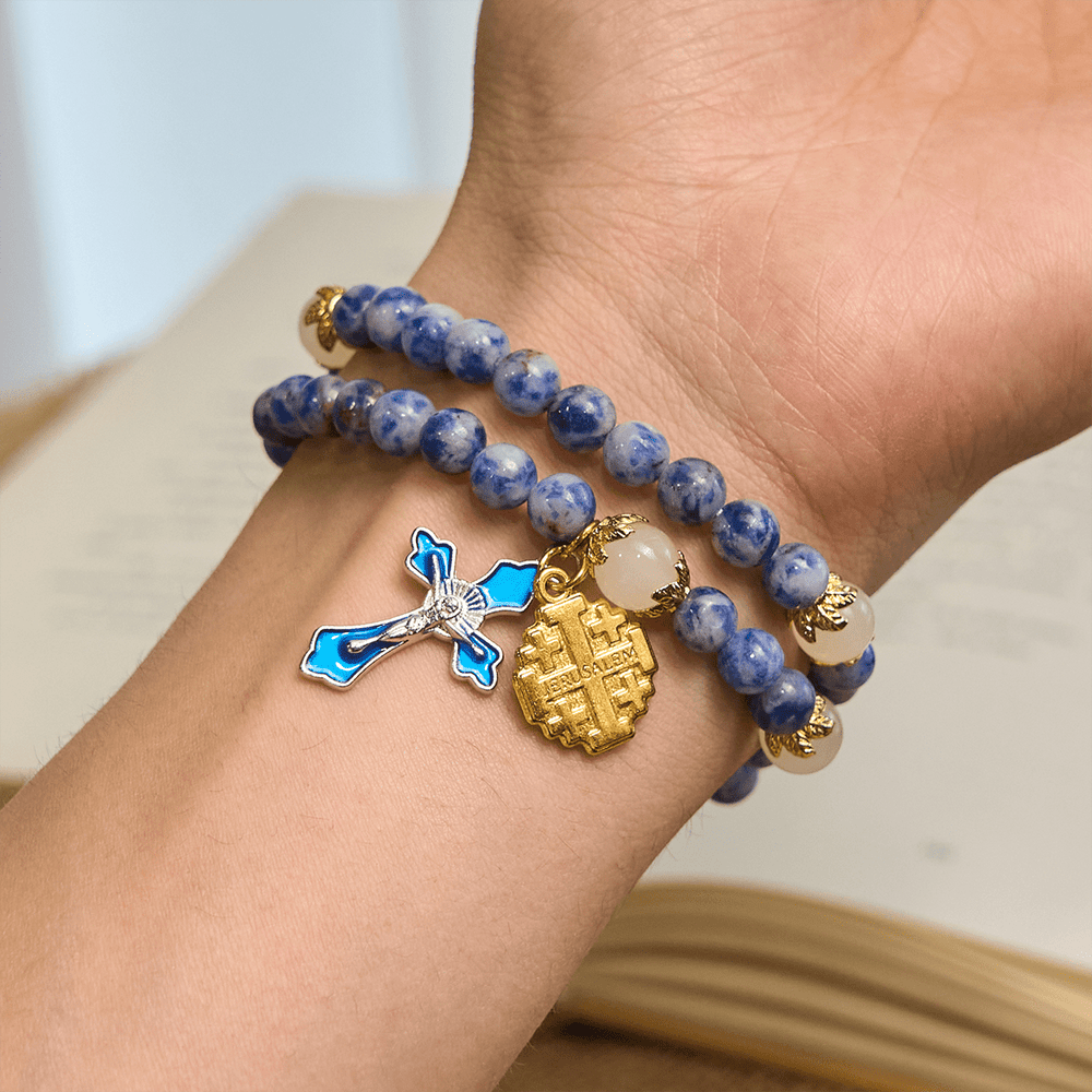 Christianartworkshop Pulsera de rosario elástica artesanal de 4 mm con piedra azul, crucifijo y cruz de Jerusalén. - image 1
