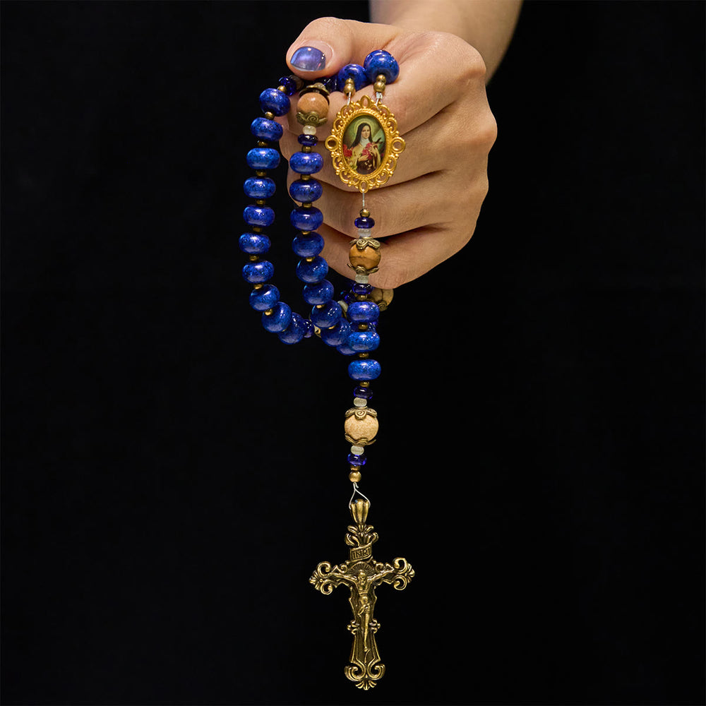 Christianartworkshop Rosario hecho a mano con medalla y crucifijo de Santa Teresa de Lisieux, 8*10 mm, lapislázuli oblado y piedra con mapa. - image 1