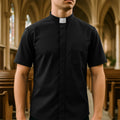 Christianartworkshop Camisa moderna unisex para clérigos con cuello de solapa blanca: Elegante ropa de fe negra - Manga corta - 5XL - image 0