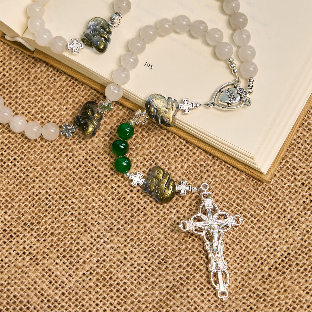 Christianartworkshop Bendiciones del Sagrado Corazón con dijes de conejo y rosario de animales con cuentas blancas y verdes - image 5