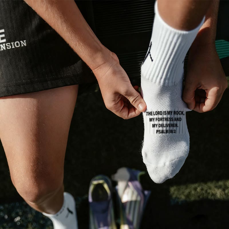 Christianartworkshop Calcetines unisex de fútbol con cita bíblica y agarre: Camina cada día bajo la guía divina. - image 1