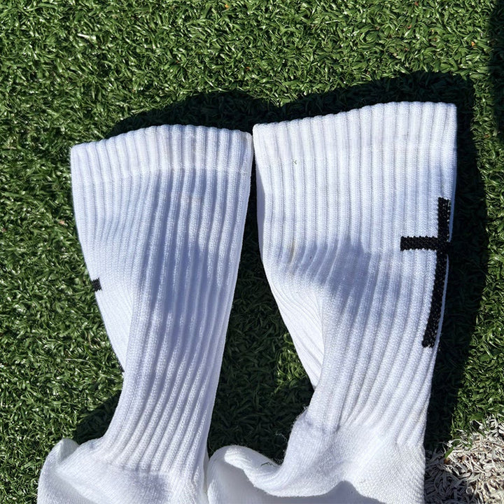 Christianartworkshop Calcetines unisex de fútbol con cita bíblica y agarre: Camina cada día bajo la guía divina. - image 4