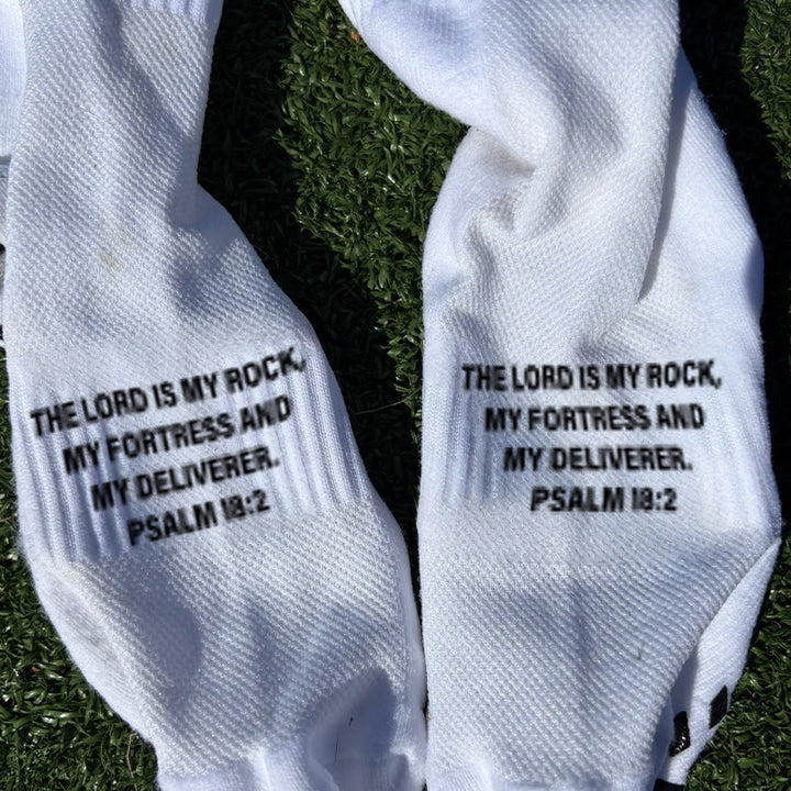 Christianartworkshop Calcetines unisex de fútbol con cita bíblica y agarre: Camina cada día bajo la guía divina. - image 5