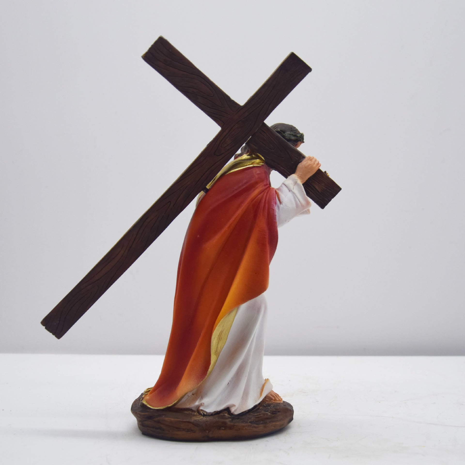 Christianartworkshop Adorno navideño de escritorio de Jesús cargando la cruz con corona de espinas - image 4