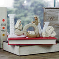 Christianartworkshop Estatua decorativa de resina con escena navideña de la Natividad, serie de letras con purpurina beige - AMAR - image 0