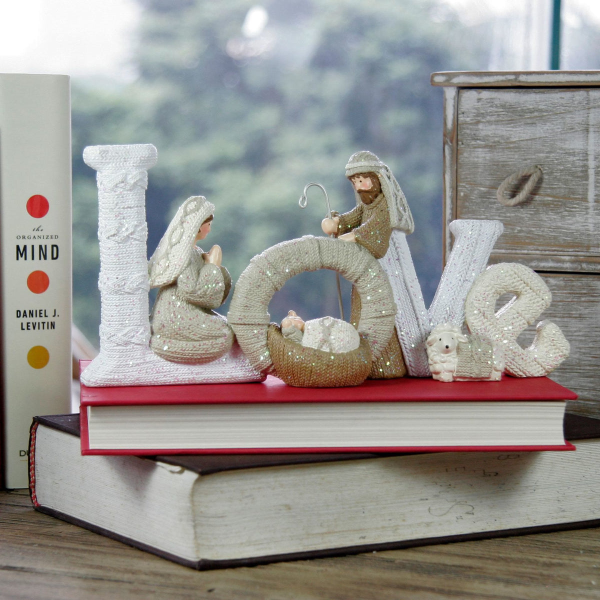 Christianartworkshop Estatua decorativa de resina con escena navideña de la Natividad, serie de letras con purpurina beige - AMAR - image 0