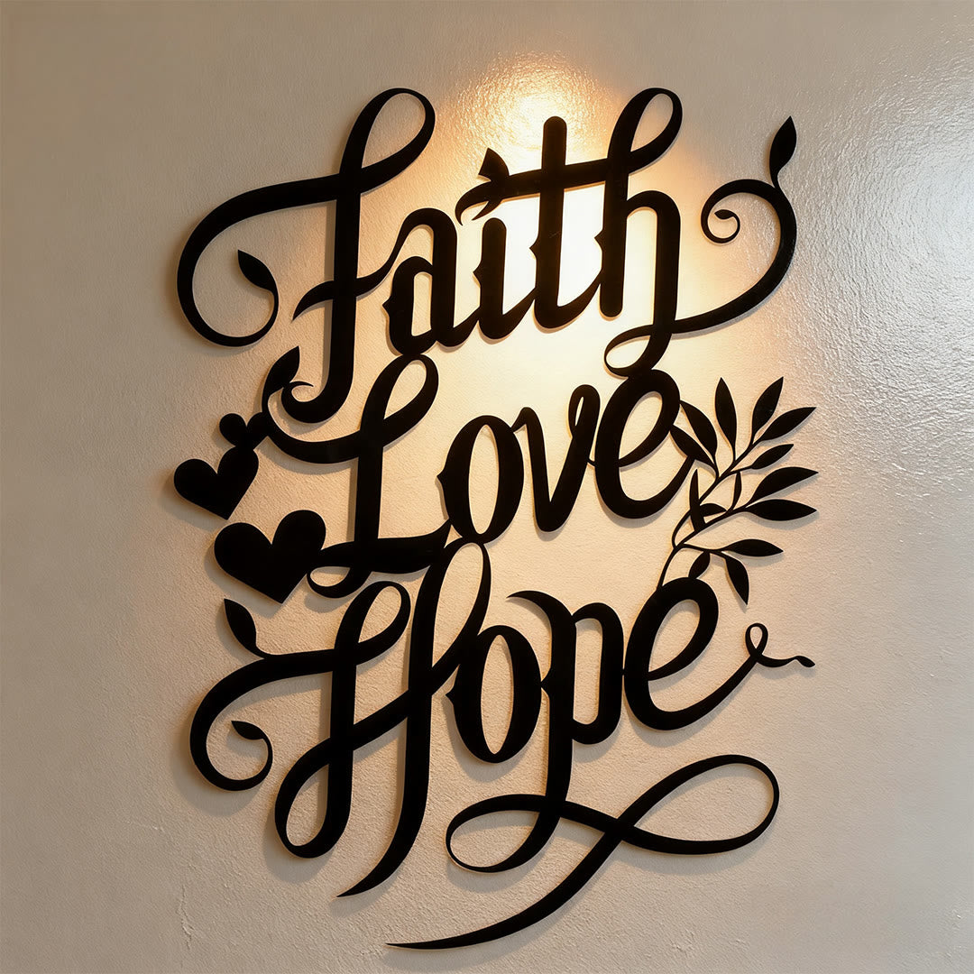 Christianartworkshop Decoración de pared metálica con la inscripción "Fe, Amor, Esperanza" y detalles de corazones y hojas. - image 0