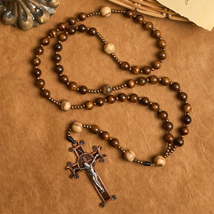 Christianartworkshop Rosario de madera artesanal: cuentas en tonos tierra y crucifijo de Jesús. - image 2