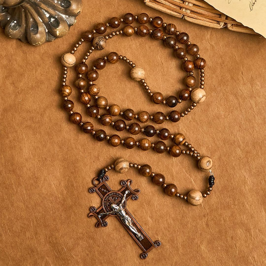 Christianartworkshop Rosario de madera artesanal: cuentas en tonos tierra y crucifijo de Jesús. - Rosario de madera con crucifijo - image 0