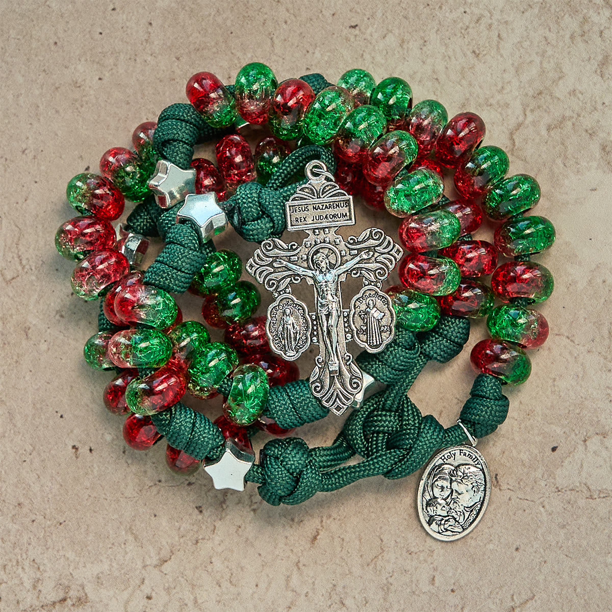 Christianartworkshop Rosario navideño de paracord con la bendición de la Sagrada Familia y cuentas brillantes rojas y verdes. - image 1