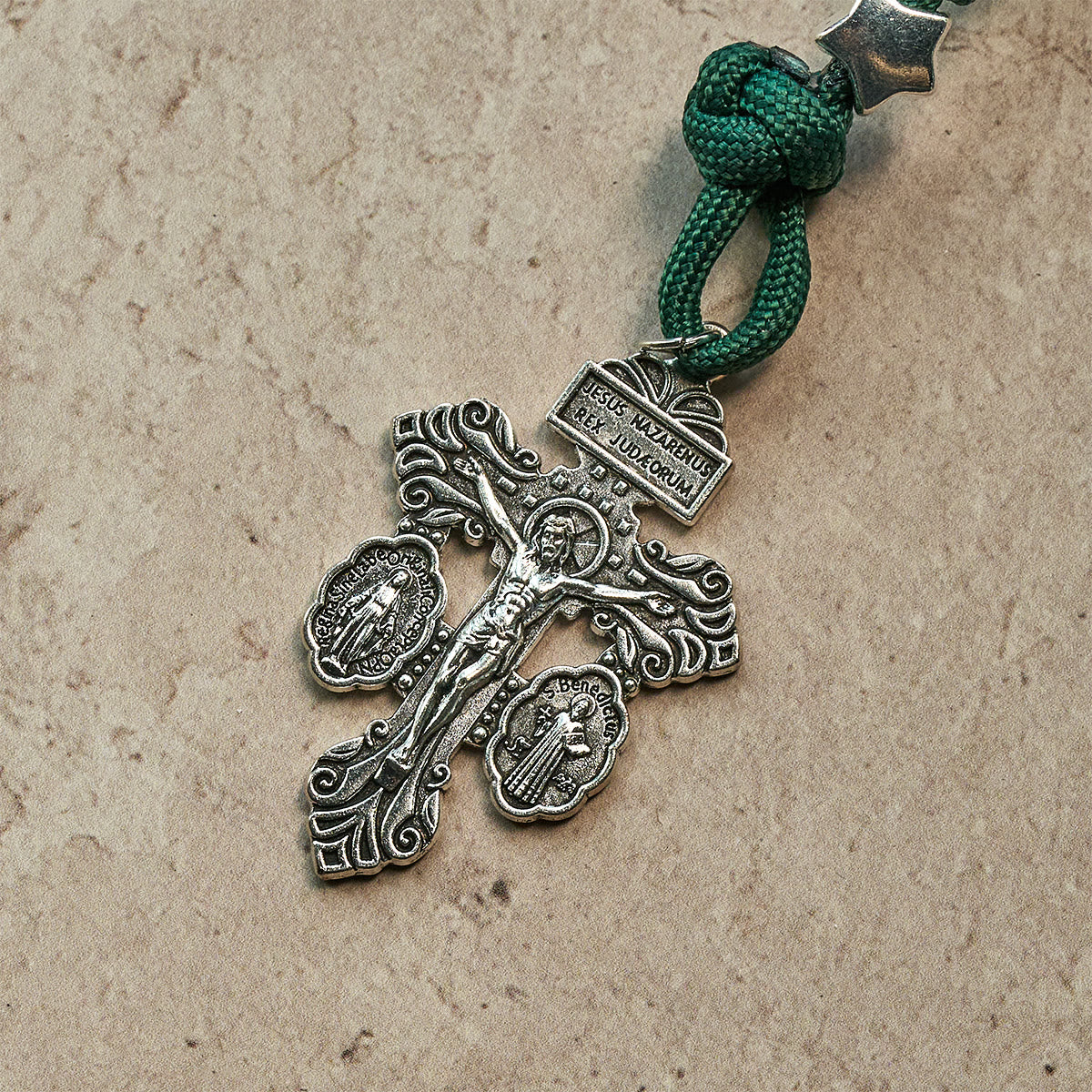 Christianartworkshop Rosario navideño de paracord con la bendición de la Sagrada Familia y cuentas brillantes rojas y verdes. - image 10