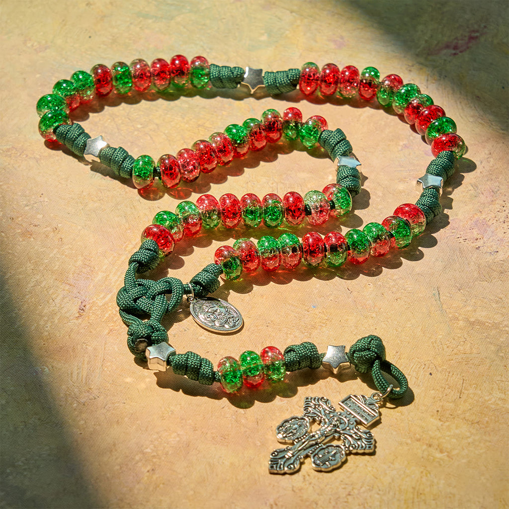 Christianartworkshop Rosario navideño de paracord con la bendición de la Sagrada Familia y cuentas brillantes rojas y verdes. - image 8