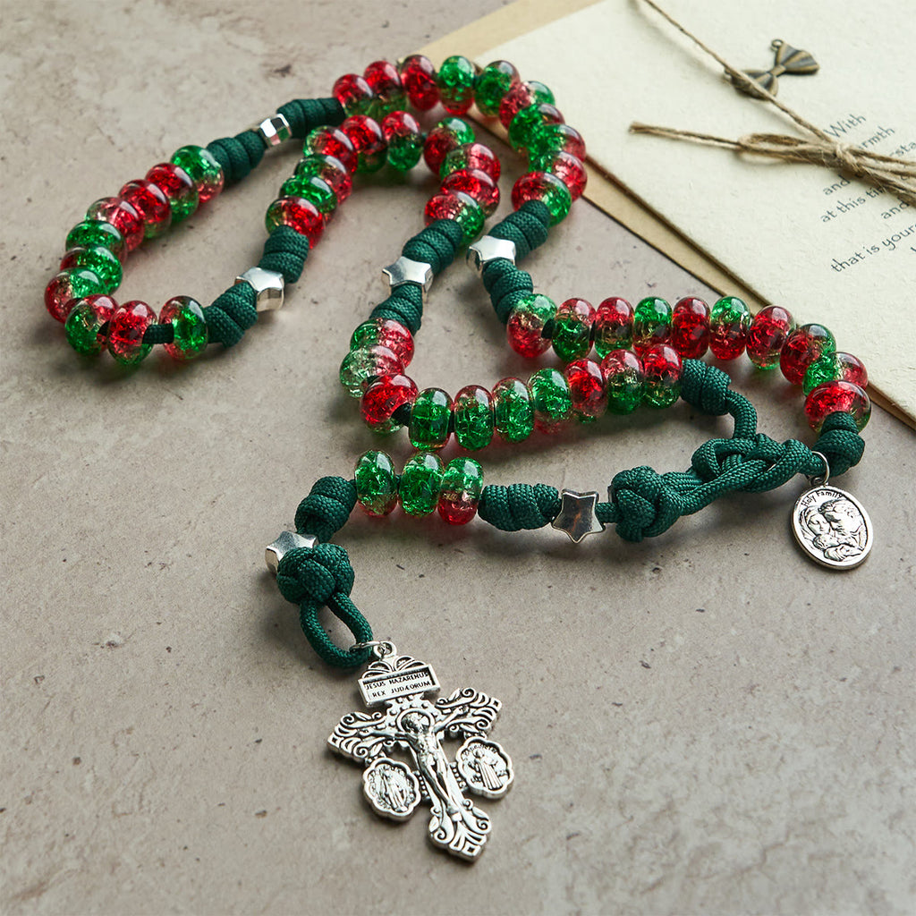 Christianartworkshop Rosario navideño de paracord con la bendición de la Sagrada Familia y cuentas brillantes rojas y verdes. - image 6