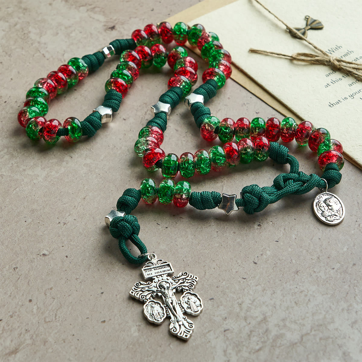 Christianartworkshop Rosario navideño de paracord con la bendición de la Sagrada Familia y cuentas brillantes rojas y verdes. - image 6