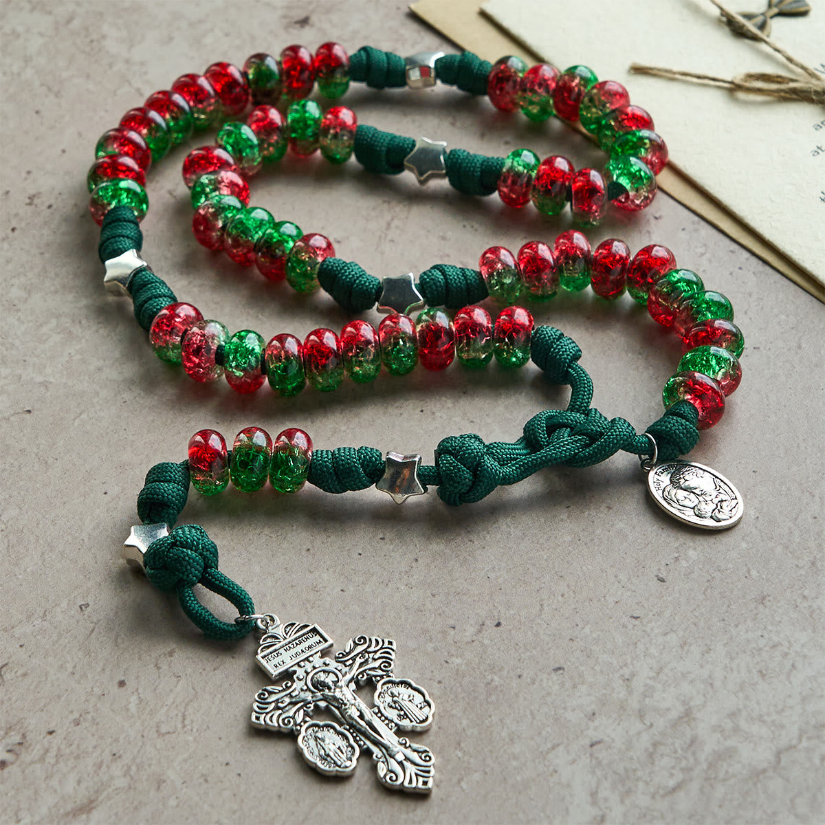 Christianartworkshop Rosario navideño de paracord con la bendición de la Sagrada Familia y cuentas brillantes rojas y verdes. - image 5