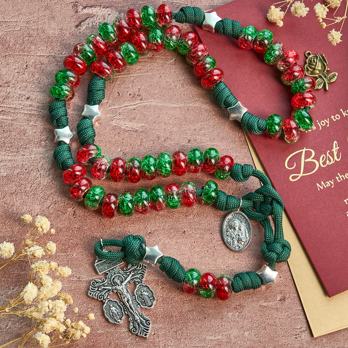 Christianartworkshop Rosario navideño de paracord con la bendición de la Sagrada Familia y cuentas brillantes rojas y verdes. - image 2