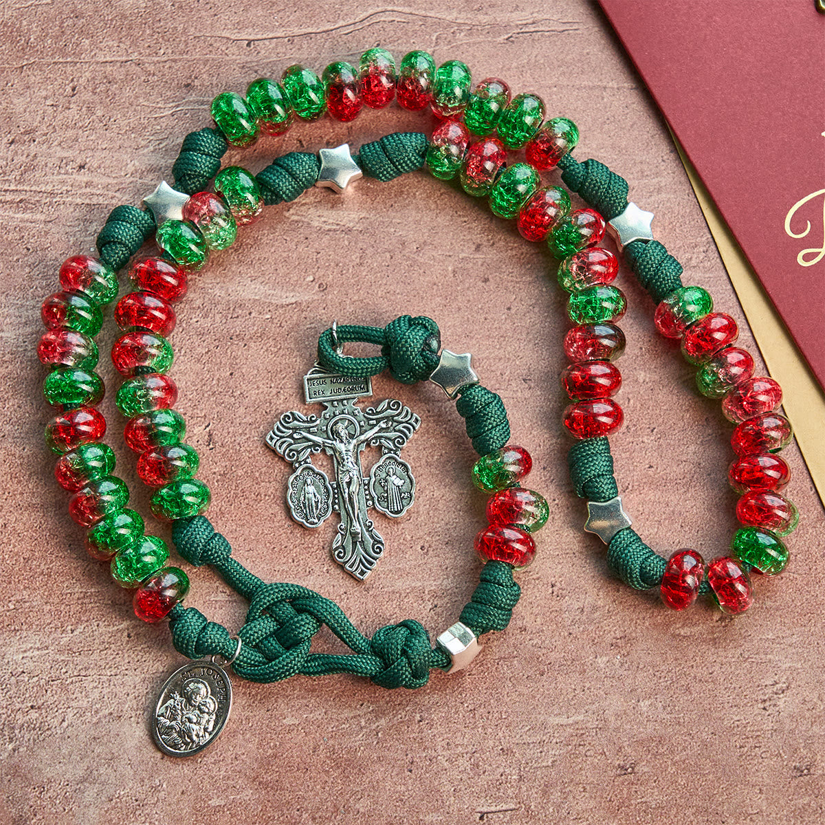 Christianartworkshop Rosario navideño de paracord con la bendición de la Sagrada Familia y cuentas brillantes rojas y verdes. - image 3