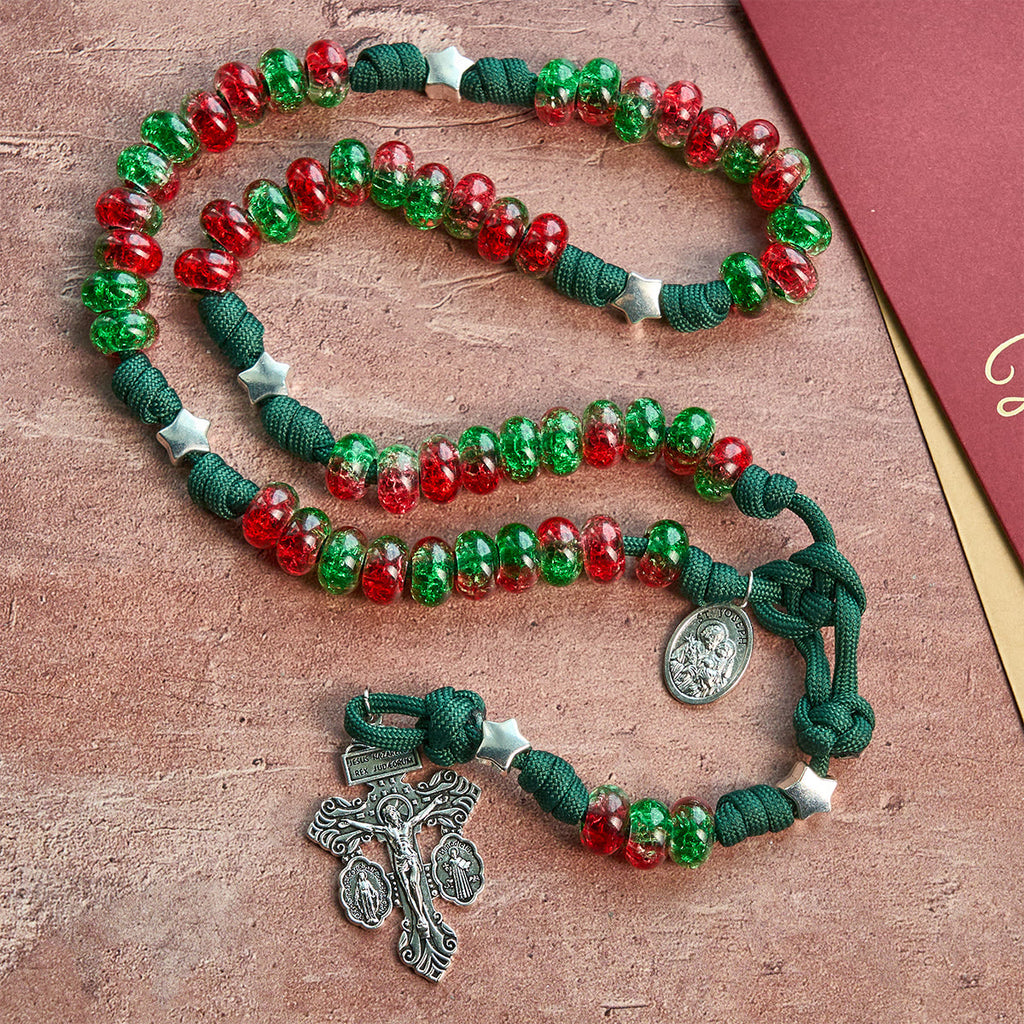 Christianartworkshop Rosario navideño de paracord con la bendición de la Sagrada Familia y cuentas brillantes rojas y verdes. - image 4