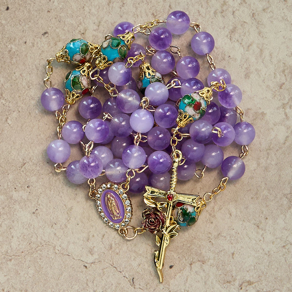 Christianartworkshop Rosario de estilo vintage en cristal morado y cloisonné con cruz floral y centro mariano. - image 1