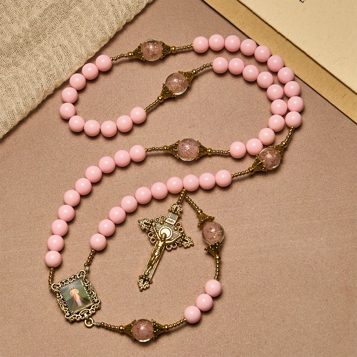 Christianartworkshop Elegante rosario de cuentas rosas con la Divina Misericordia para el consuelo espiritual. - image 3