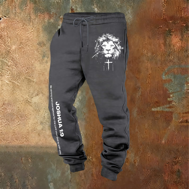 Christianartworkshop Pantalones deportivos León de Judá: Versículo de Josué 1:9 en color carbón. - Gris cálido - 2XL - image 0