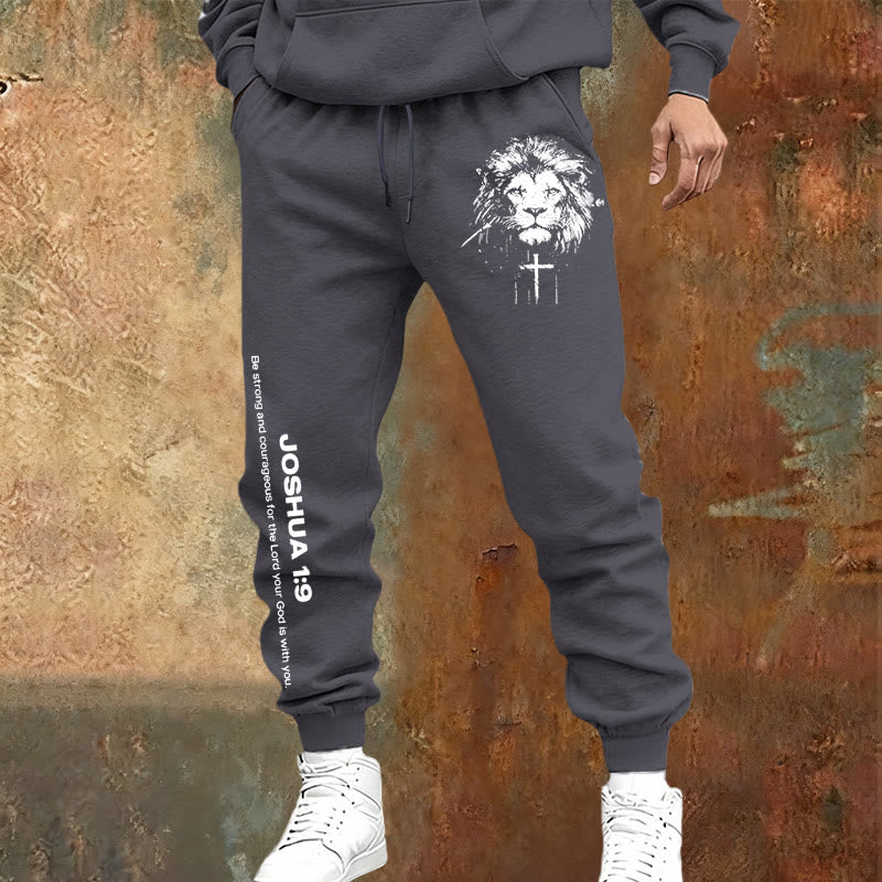 Christianartworkshop Pantalones deportivos León de Judá: Versículo de Josué 1:9 en color carbón. - image 1