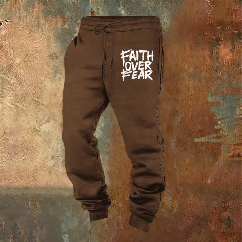 Christianartworkshop Pantalones deportivos "Fe sobre el miedo": ropa de uso diario con valentía espiritual. - Marrón - 2XL - image 0