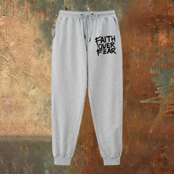 Christianartworkshop Pantalones deportivos "Fe sobre el miedo": ropa de uso diario con valentía espiritual. - image 18