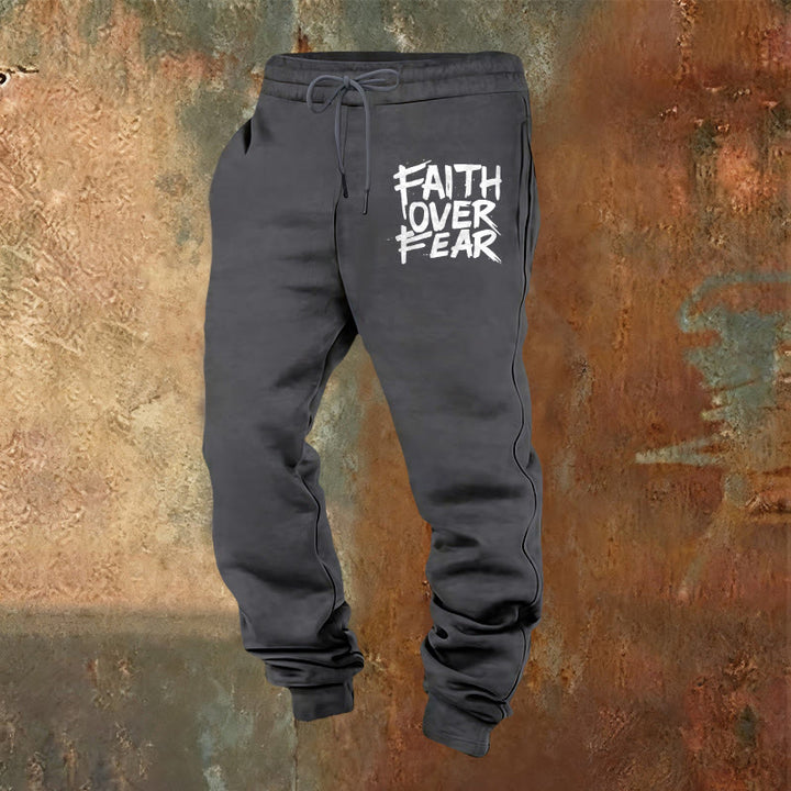 Christianartworkshop Pantalones deportivos "Fe sobre el miedo": ropa de uso diario con valentía espiritual. - Gris cálido - 2XL - image 4