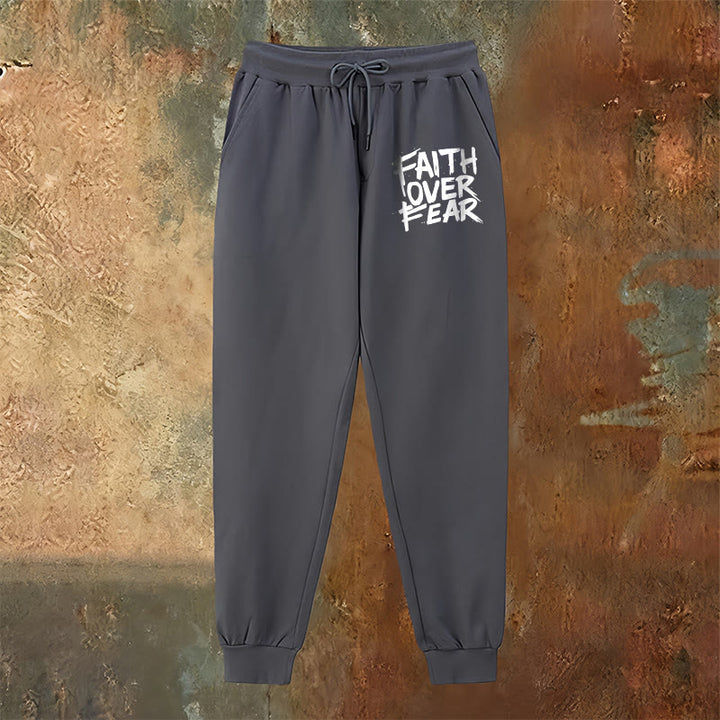 Christianartworkshop Pantalones deportivos "Fe sobre el miedo": ropa de uso diario con valentía espiritual. - image 6