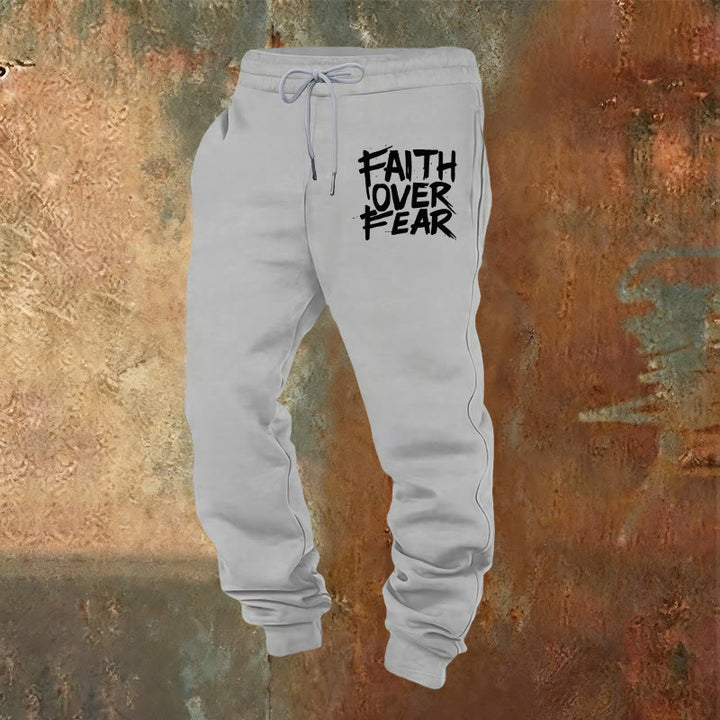 Christianartworkshop Pantalones deportivos "Fe sobre el miedo": ropa de uso diario con valentía espiritual. - Gris claro - 2XL - image 16